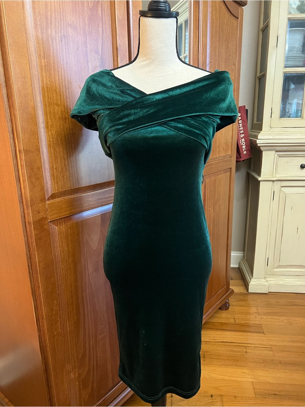AKIRA Emerald Green Velvet Off-Shoulder Midi Dress